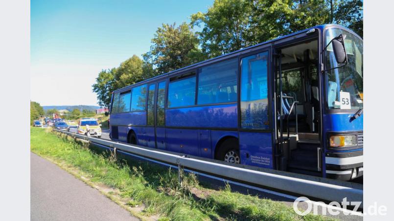 Unfall mit einem Schulbus auf der B22 bei Kemnath. Bild: Roland Wellenhoefer