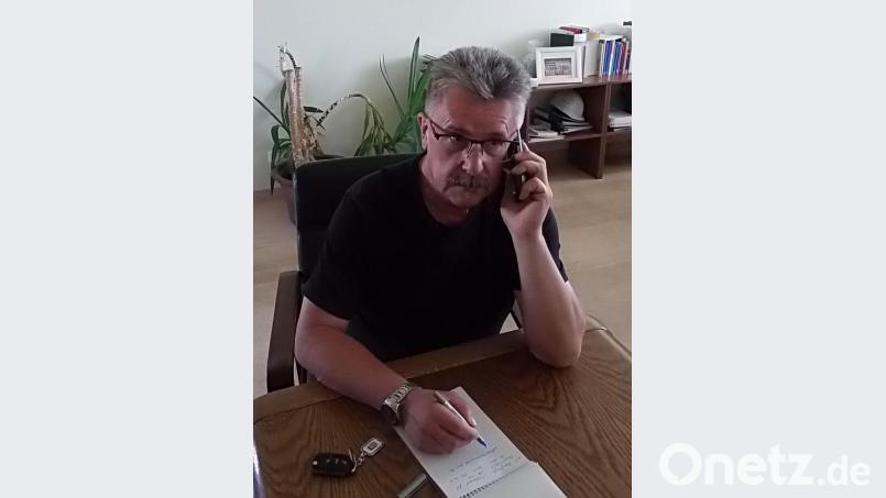 Wolfgang Braun (Bild) wollte schon Schadenersatz fordern. Aber das sei der Telekom scheinbar egal, klagt er. Jetzt telefoniert der Fuchsmühler Bürgermeister auch im Büro eben ständig mit dem Handy und nimmt's gelassen. Bild: ubb