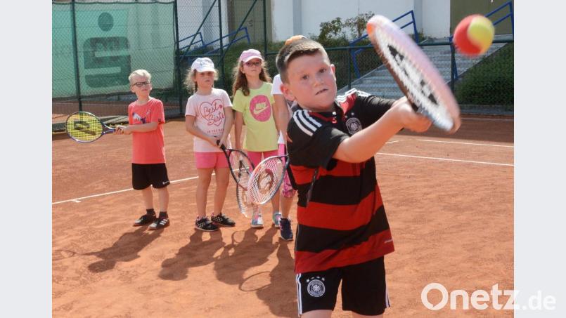 Der kleine Nachwuchsspieler trifft die Kugel. Bild: Gabi Schönberger