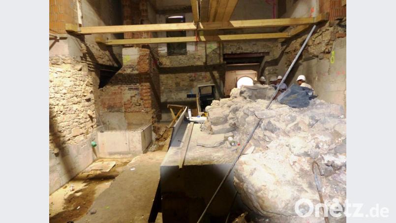Unter dem ehem. Kapitelsaal, dem Turn- und Fechtsaal der Ungarn, wurde, als der Bauschutt der Jahrhunderte ausgeräumt war, der Nachweis auf die Besiedelung des Burgbergs im 8. Jahrhundert gefunden, der Rest der Burgmauer, die als Schaustück erhalten wird (Mitte). Bild: jp