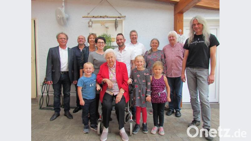 Bild zeigt die Jubilarin (sitzend) im Kreis der Familie und zusammen mit Bürgermeister Werner Walberer. Bild: is