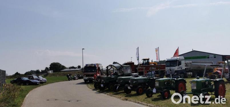 Den Feldtag bereicherten alte Autos, Zweiräder, Bulldogs und Neufahrzeuge. Bild: gz