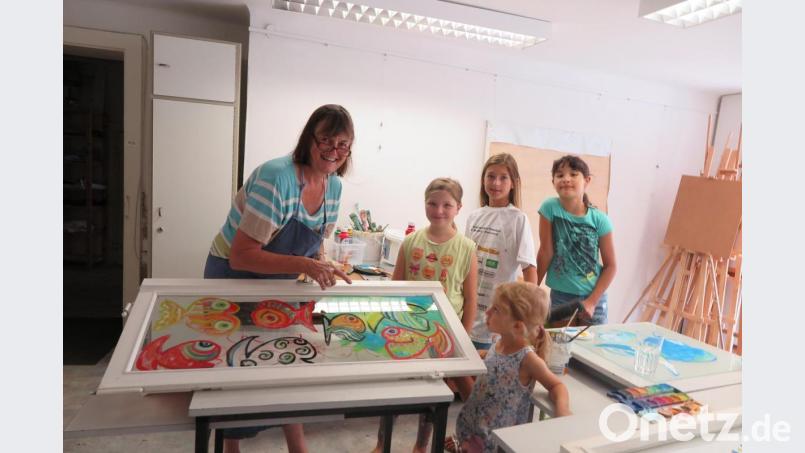 Susanne Vonhoff verstand es, die Kinder für das Hinterglasbild „Aquarium“ zu begeistern. Bild: jzk