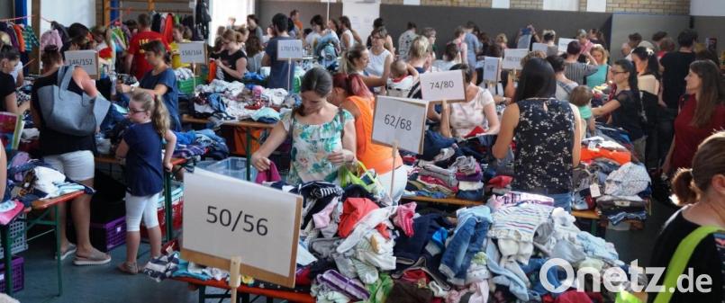 Eine Riesenauswahl an gebrauchter Kinderkleidung zu billigsten Preisen war übersichtlich in der Turnhalle angeordnet. Beim Baby-Basar der Mutter-Kind-Gruppe war manches Schnäppchen zu machen. Bild: weu