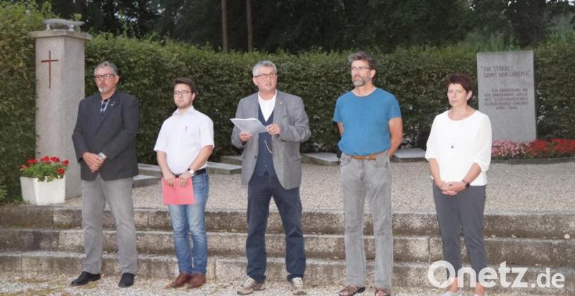 Peter Wein (zweiter von links) begrüßte neben vielen Gästen zweite Bürgermeisterin Margit Reichl, Willi Rester von der DFG-VK sowie Herbert Schmid, Landesgeschäftsführer „Arbeit und Leben“ und DGB-Kreisvorsitzenden Thomas Hiltl (von rechts) bei der alljährlichen Gedenkveranstaltung auf dem KZ-Gedenkfriedhof. Bild: weu