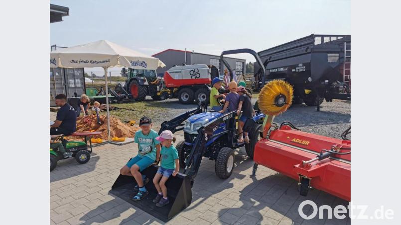 Für die jüngeren Besucher standen kleine Bulldogs, Kinderfahrzeuge und ein Sandkasten zur Verfügung. Bild: gz