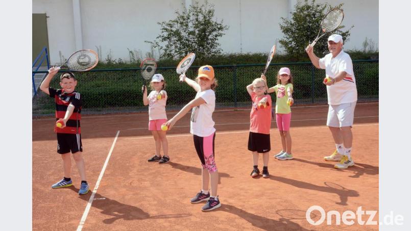 Tennistrainer Gerd Neumann erklärt den Schmetterball. Bild: Gabi Schönberger