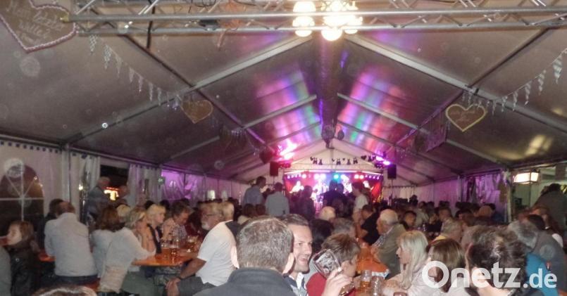 Kirwamontag im Weißenbrunner Bierzelt. Viele Gäste und Musik von der Gruppe „Wöidarawöll“ zum harmonischen Ausklang. Bild: jml