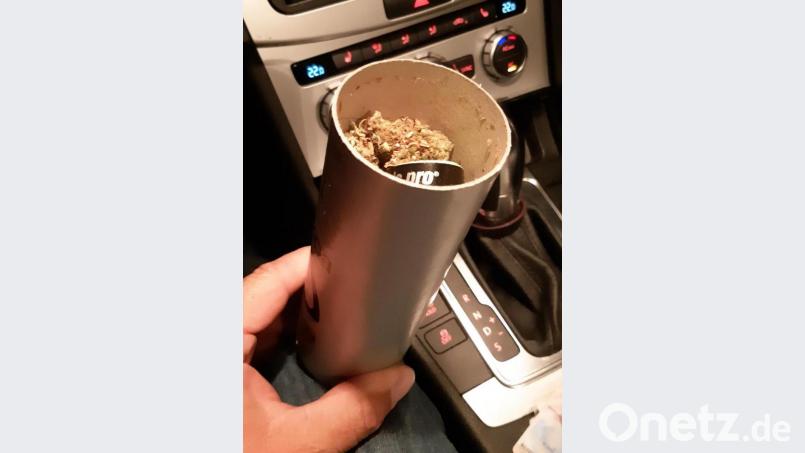 In dieser runden Pappdose entdeckten die Beamten Marihuana. Bild: Bundespolizei