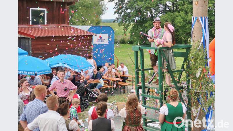 Nur in Ebersbach gibt es einen Kirwathron, den das neue Oberkirwapaar Alina Zwack und Daniel Härtl besteigt und damit die Regentschaft für ein Jahr übernimmt. Bild: rha