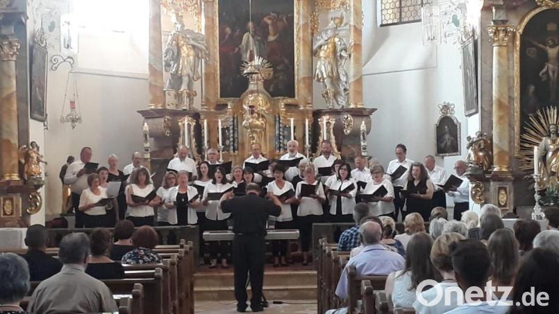 Das Konzertprogramm beschloss der Dekanatschor mit Mendelssohns achtstimmigen „Denn er hat seinen Engeln befohlen“. Mit zwei Zugaben entließen Solisten und Chor die Zuhörer dann in den sommerlichen Abend. Bild: Markus Seefeld/exb