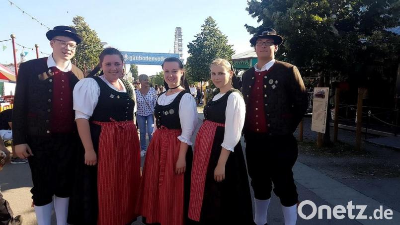 Die Vertreter des Wiesauer Heimatvereins beim Gäubodenfest: Christof Schlögl, Martina Scholz, Franziska Lang, Laura Fröhler und Johannes Stengl. Bild: Stiftländer Heimatverein/exb