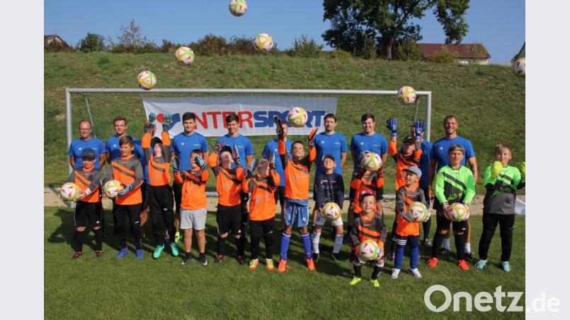Die Trainer und Teilnehmer des Torwartcamps von Huberth Rosner (hinten rechts). Bild: kro
