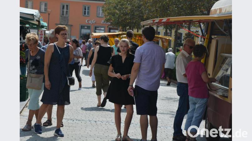 Bummeln über den Tirschenreuther Marktplatz war am Sonntag bei strahlendem Sonnenschein möglich Bild: jr