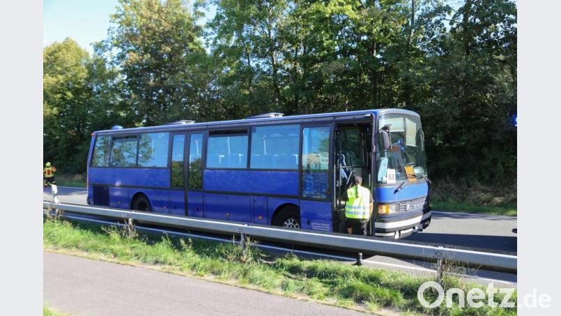 Unfall mit einem Schulbus auf der B22 bei Kemnath. Bild: Roland Wellenhoefer