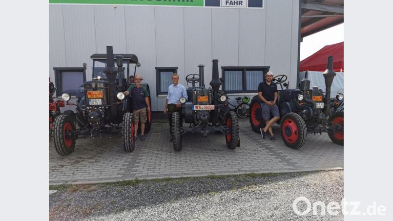 Bewundert wurden vor allem die drei Lanz von Hans Decker (links) aus Schönsee und Bernhard Kaiser (Mitte) aus Eslarn. Bild: gz