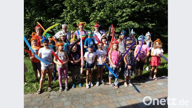 Mit selbst gebastelten Hüten aus Luftballons stellten sich die Kinder mit Fabllini (hinten Mitte) auf, rechts daneben Bürgermeister Manfred Rodde und links daneben Rudi Lindner; ganz links Lisa Wilhelm. Bild: ksi