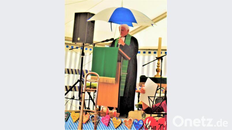 Auch wenn es nicht regnet, kann so eine Kirwa wie die in Weißenbrunn einen Schirmherrn brauchen. Für Pfarrer Valeske ist dies natürlich der Herrgott. Bild: jml