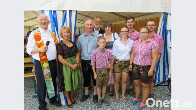 Mit Karin und Richard Kick (Mitte) und ihrer Familie freuen sich Pfarrer Franz Winkelmann, 2. Bürgermeisterin Lydia Ebneth (von links) und Hubert Winter vom BBV (hinten Mitte) über die Einweihung des neuen Anlage. Bild: adj