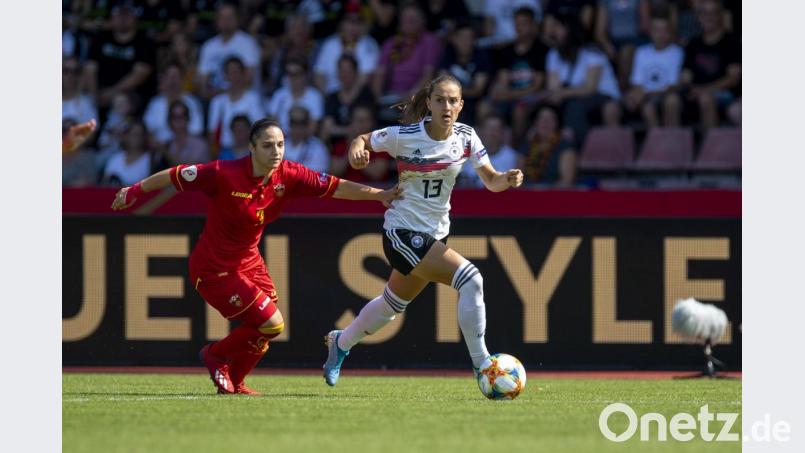 Sara Däbritz (rechts) läuft ihrer Gegenspielerin davon. Bild: David Inderlied/dpa