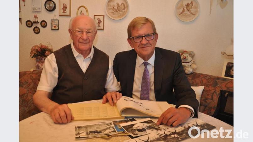 Prospekte für den Walzenhersteller Hamm und unzählige "Presse-Fotos" hat Josef Zeller (links) in seinem Leben angefertigt. Am Dienstag konnte Zeller seinen 90.Geburtstag feiern und dabei auch Dritten Bürgermeister Norbert Schuller in die Welt seiner Bilder mitnehmen. Schuller gratulierte im Namen der Stadt. Glückwunschkarten hatten auch Ministerpräsident Markus Söder, Stadtpfarrer Georg Flierl und Bürgermeister Franz Stahl geschickt. Bild: ws