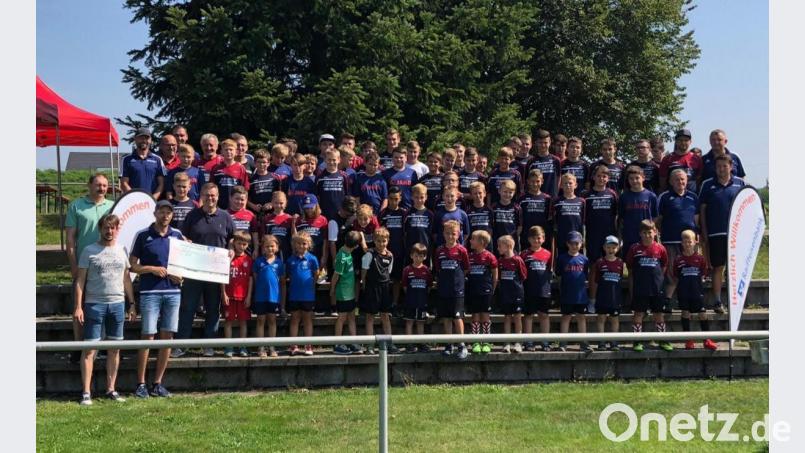 Die Mädels und Jungs der JFG trafen sich mit den Betreuern im Sportzentrum zu Freundschaftsspielen. Ein Dank für eine Spende ging vor allem an die Raiffeisenbank Neustadt-Vohenstrauß eG. Bild: gz