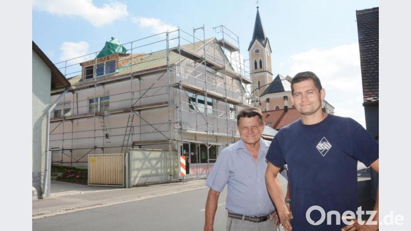 Die Metzgerei &quot;Guber&quot; in Mantel renoviert. Chef-Metzger Michael und Senior Johann Guber bekommen dabei Unterstützung vom Staat. Bild: Gabi Schönberger