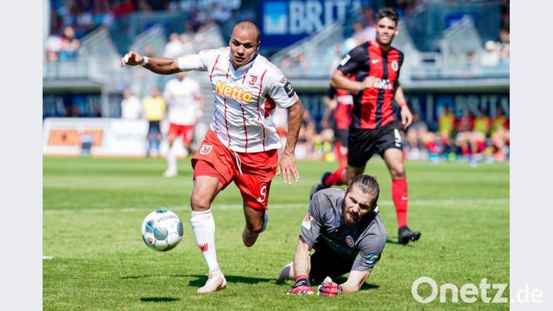 So agil wollen die Jahn-Fans Jann George (links) auch in Neustadt/WN sehen. Die Regensburger treffen dort am Donnerstag (13 Uhr) auf den Drittligisten FSV Zwickau. Bild: Uwe Anspach/dpa