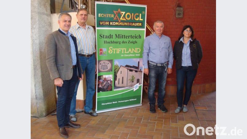 Die beiden Zoiglwirte Hans Lugert (Zweiter von links) und Willi Oppl (Zweiter von rechts) freuen sich wie auch Bürgermeister Roland Grillmeier (links) und Gabi Bleistein von der Tourist-Info auf auf den besonderen Zoigltag. Bild: wmr
