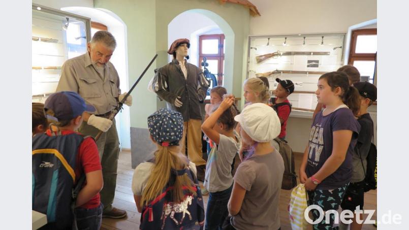 Eindringlich warnte Hans Rösch die Kinder vor einem leichtsinnigen Waffengebrauch. Bild: jzk