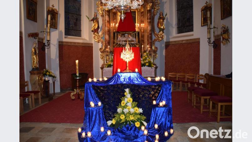 Mit einem Abendmahlbild über der Monstranz und zahlreichen Kerzen zur Erleuchtung der Kirche hatte Pfarrvikar Christian Preitschaft den Altar vorbereitet. Bild: swo