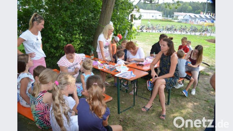 Das DM-Team verpasst den Mädchen und Buben Tattoos auf den Arm oder Tiermotive ins Gesicht. Bild: fz