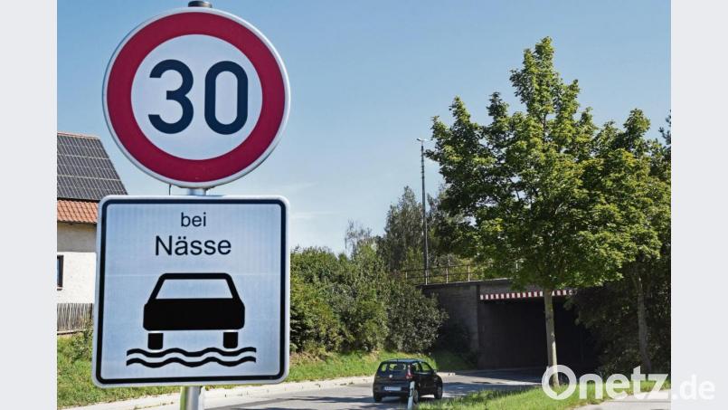 Dieses neue Verkehrsschild bei der Unterführung an der Lohe weist auf die Gefahr hin, die schon einige Unfälle verursacht hat. Bild: Petra Hartl