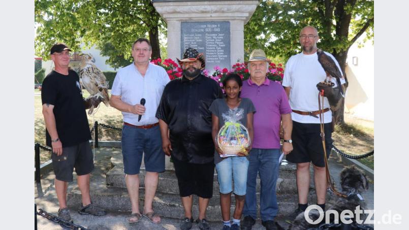 Nada mit Hans Weiß (re.) und Claus (li.) freute sich über die Geschenke, die 1. Bürgermeister Hans-Martin Schertl (2.v.l.) sowie Angelo Aldridge und Werner Stubenvoll überreichten. Bild: er