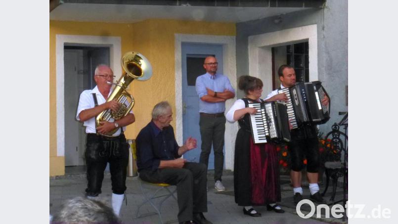 Eine gelungene Premiere: Das erste Wirtshaus-Singen des Kulturförderkreises Schwarzhofen zog zahlreiche Besucher an. Bild: mad