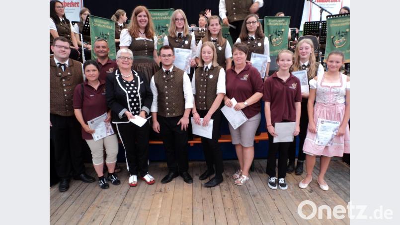 Für erfolgreich bestandene Prüfungen überreichten Fördervereins-Vorsitzende Inge Bauer-Joswig (Zweite von links) und Alois Gsödl Urkunden für das D1- und das D2-Abzeichen. Bild: ksi