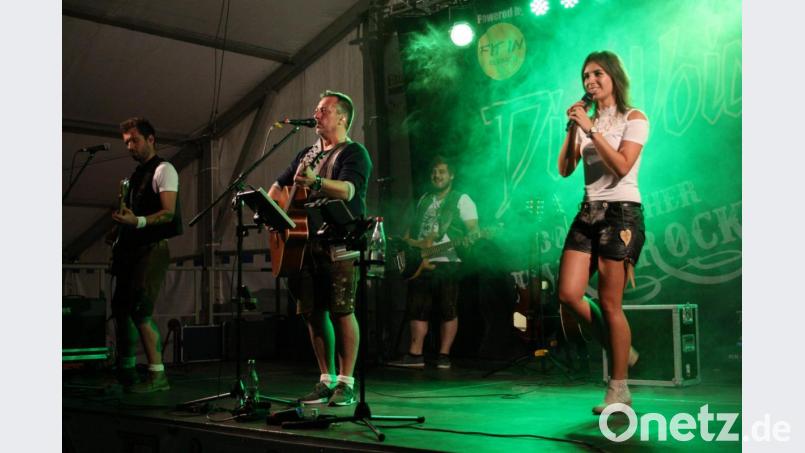 Den musikalischen Auftakt am Freitagabend übernehmen die &quot;Die Woid-Rocker&quot; mit Sängerin Michaela als Blickfang. Archivbild: roh