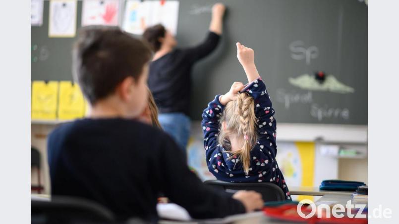 Laut der Oberpfälzer BLLV-Vorsitzenden Katja Meidenbauer muss der Beruf des Grund- und Mittelschullehrers attraktiver werden, damit sich mehr junge Menschen dafür interessieren. Bild: Sebastian Gollnow/dpa