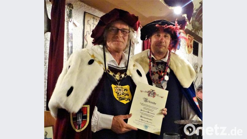Im Bild Großmeister Werner von Podewils (rechts) mit dem neuen Ehrengroßmeister Kondrad von Winterstetten (links). Bild: hl