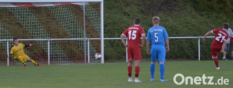 Nicolai Dürbeck (rechts) verwandelt den Elfer zum 1:0, Vilsecks Keeper Marco Hänsch ist machtlos. Bild: ref