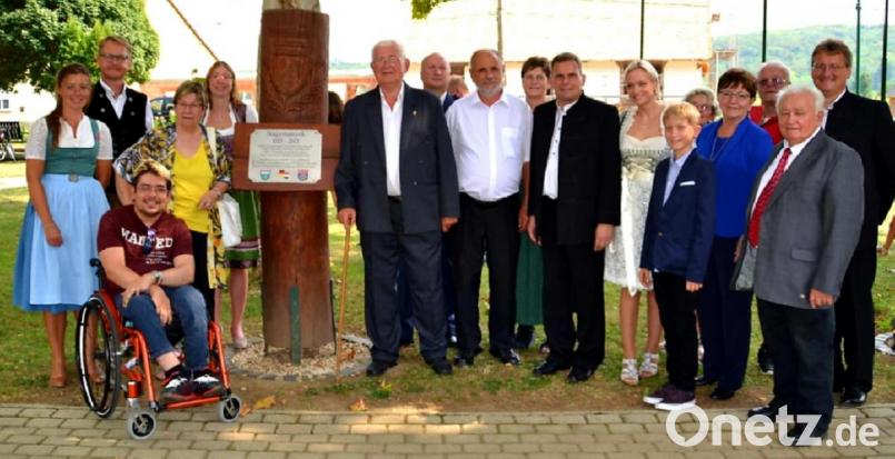 Gruppenbild mit Freunden am „Partnerschafts-Baum“. Altbürgermeister Josef Klier (rechts) hat die Urkunde 1990 unterzeichnet. Bürgermeister Norbert Eckl (Achter von rechts in ungarischer Tracht) pflegt gute Kontakte mit Bürgermeister Belá Karl (im Hemd). Bild: exb