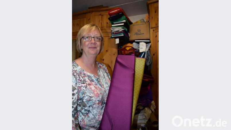 Aus dieser Meterware soll ein Dirndl entstehen. Eine Kundin suchte sich diesen Stoff aus und brachte ihn Michaela Burger vorbei. Bild: szl