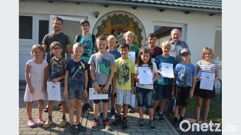 Die Teilnehmer der Schießolympiade der Königlich privilegierten Schützengesellschaft Mitterteich mit Schützenmeister Wolfgang Friedl (rechts) und Vorstandsmitglied Karl Krasser (links). Bild: jr