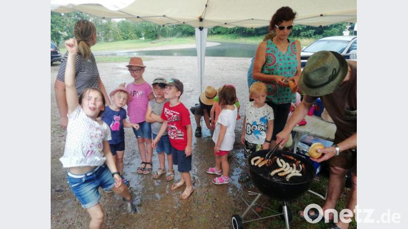Von Hans Peter Klünner gab es zum Schluss noch Grillwürstchen Bild: es