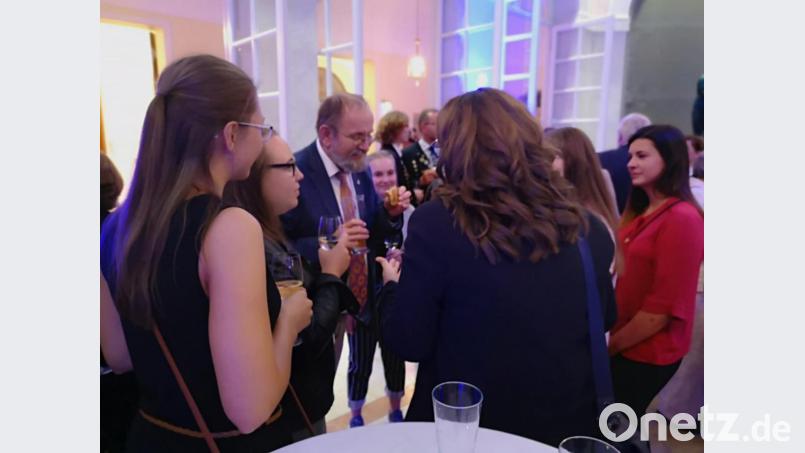 Die Tirschenreuther im Gespräch mit Preisträger Prof. Dr. Anthony Rowley. Den Dialektologen kennen die Teilnehmer des P-Semninars von den Johann-Andreas-Schmeller-Tagen in Tirschenreuth. Sie konnten sich gegenseitig zum Preis beglückwünschen. Bild: Gabriele Grünwald/exb