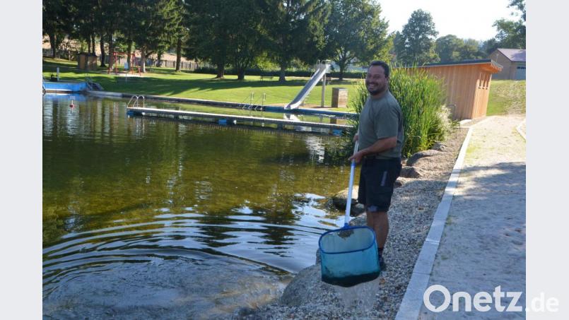 Bademeister Raphael Fritz ist den ganzen Tag in der Anlage unterwegs und hält sie top in Schuss. Bild: dob