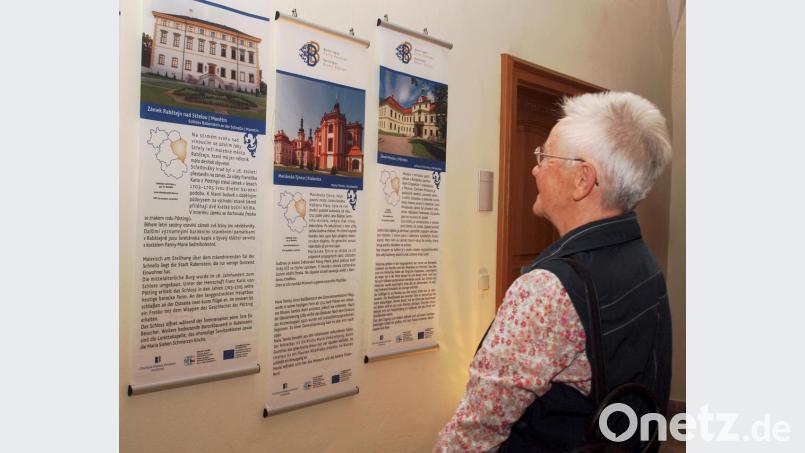 Die Besucher der Vernissage vertieften sich in die über 100 durchgehend zweisprachig deutsch-tschechisch beschrifteten Paneele. Bild: sön