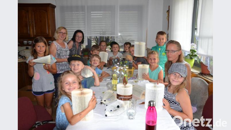 Aus alten Büchern wurden hübsche Dekorationen gebastelt wie Mäuse, Igel oder Kerzen unter der Leitung von Angela Putzer (links) und unterstützt von den Betreuerinnen. Bild: gi