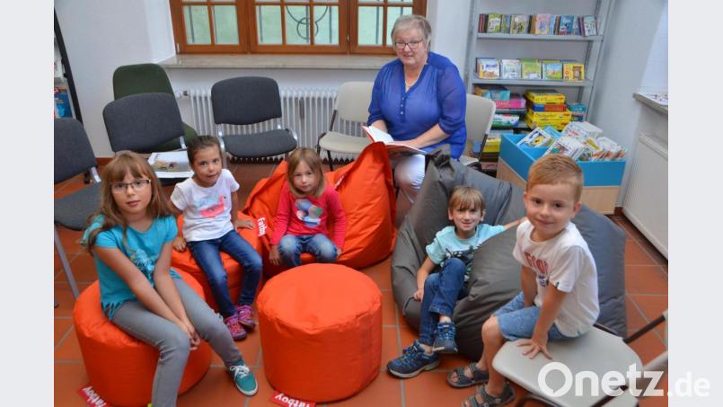 Die lustigen Geschichten mit Büchereileiterin Monika Roth sind normalerweise der Hit im Kinderferienprogramm. Heuer wollten allerdings nur fünf Kinder der Vorstellung lauschen. Bild: dob