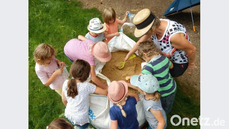 Jedes Kind wollte die meisten Diamanten im Sand finden. Bild: es